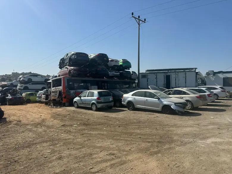 מגרש פירוק רכבים במרכז